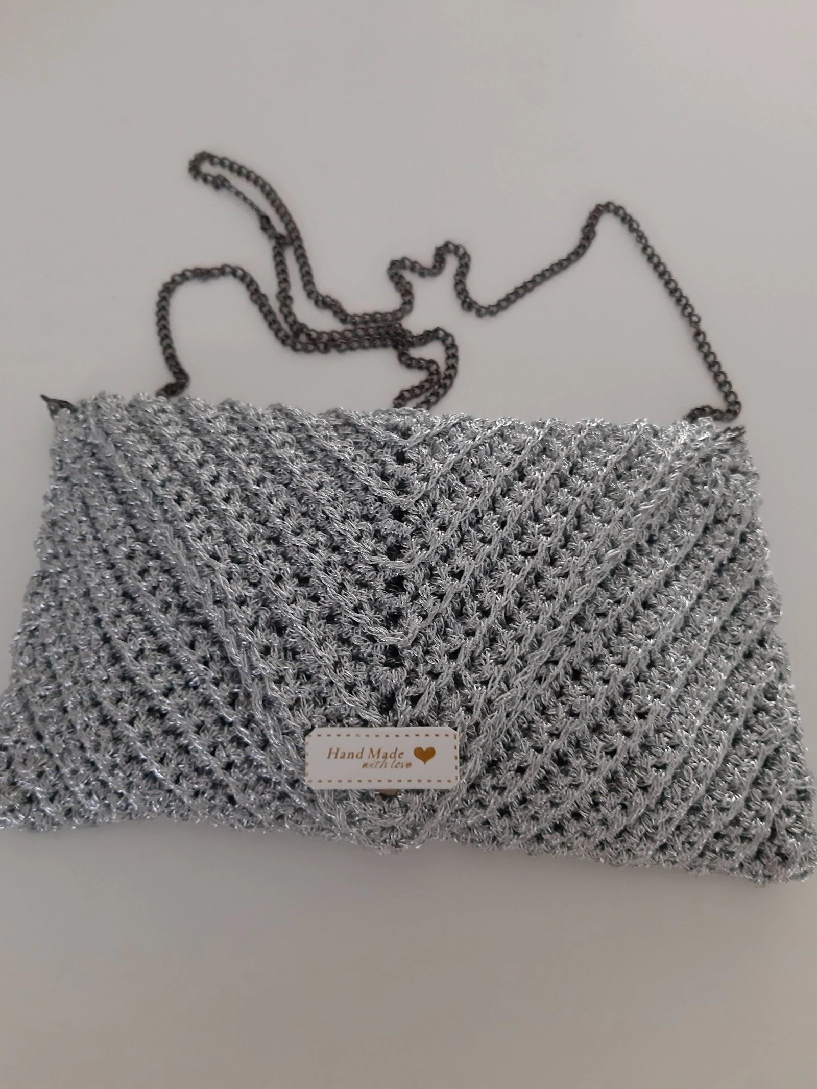 Sac à main argenté élégant .